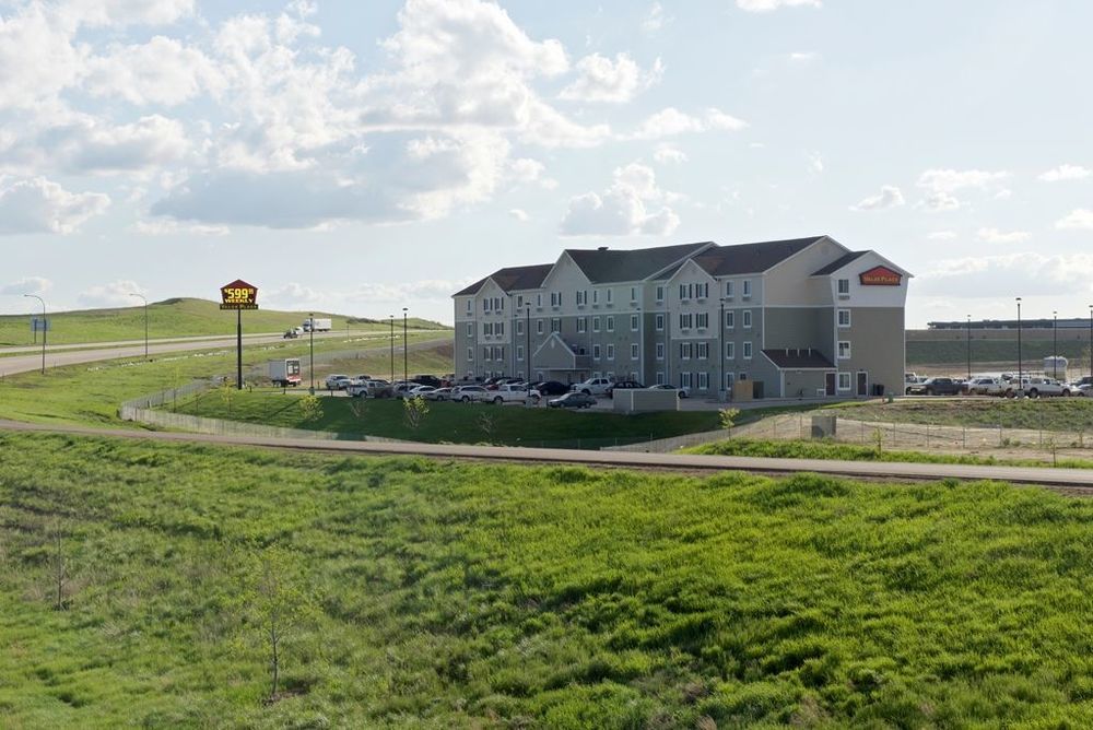 Baymont By Wyndham Dickinson Hotel Exterior photo
