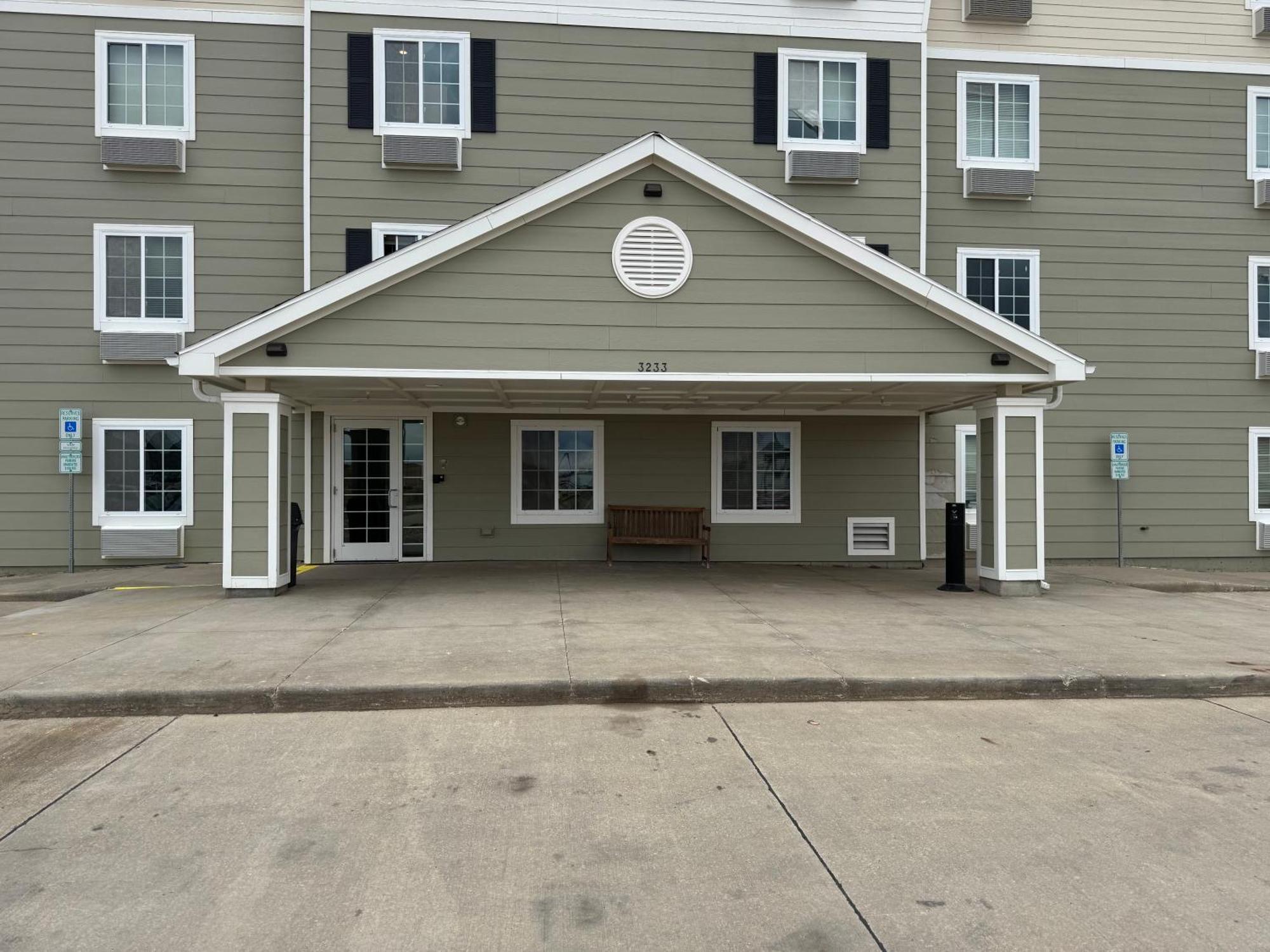 Baymont By Wyndham Dickinson Hotel Exterior photo